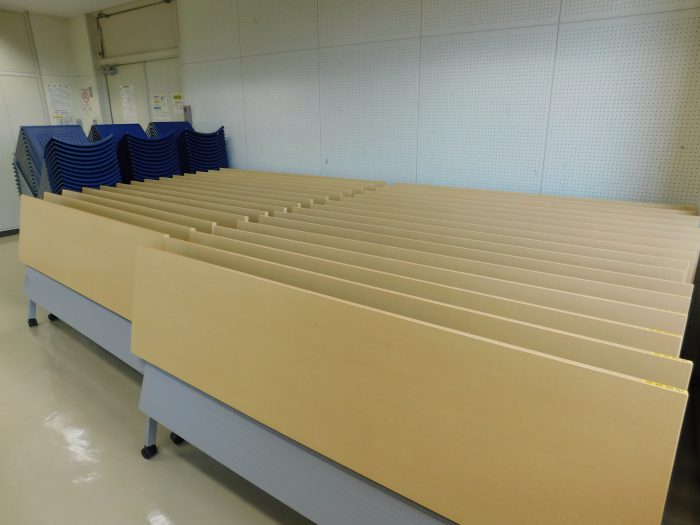 視聴覚室　机１