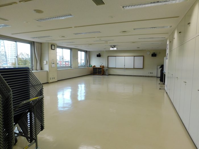 視聴覚室　机３