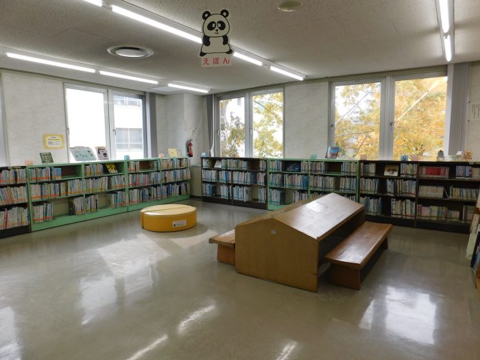 図書室の写真（児童書コーナー）