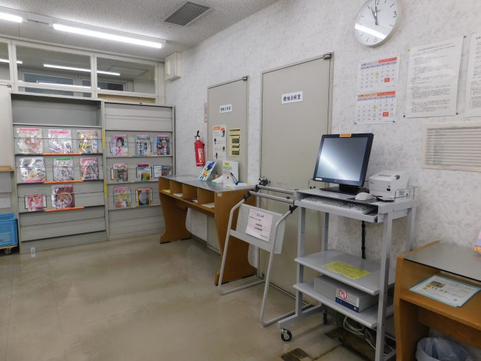 図書室の写真（検索機・記載台）
